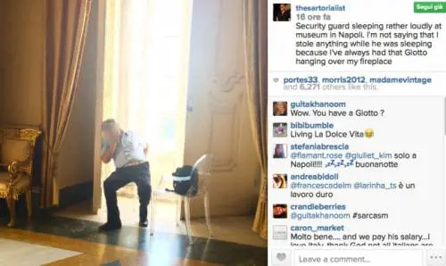 Napoli, la foto del custode addormentato al museo fa il giro del mondo