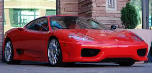 Dichiara 900 euro al mese, ma in garage ha una Ferrari