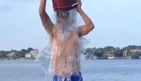 "Ice bucket challenge" La doccia gelata ora la fa anche Renzi
