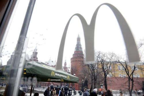 Mosca reagisce alle sanzioni: chiusi quattro McDonald's