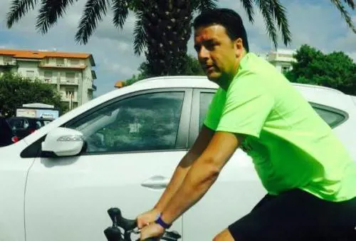 Renzi all'attacco dei grillini: dialogano solo coi terroristi