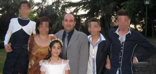 La moglie lo lascia, lui uccide la figlia