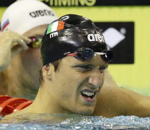 Paltrinieri fotocopia il bis Italia mista, veloce e d'oro Festa infinita con 3 bronzi