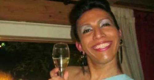 Trans muore, la famiglia lo seppellisce vestito da uomo: è furia Lgbt