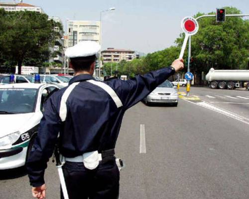 Colletta dei vigili per salvare baby prostituta