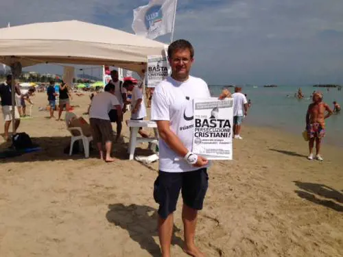 Fazzoletti bianchi in spiaggia contro le persecuzioni ai cristiani