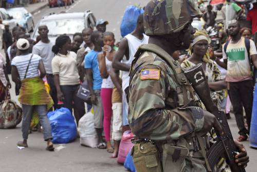 Cittadini liberiani attendono un controllo sanitario a Monrovia