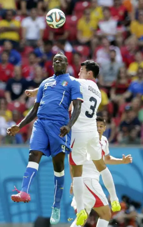 Gonzalez in elevazione, ai Mondiali, con Balotelli