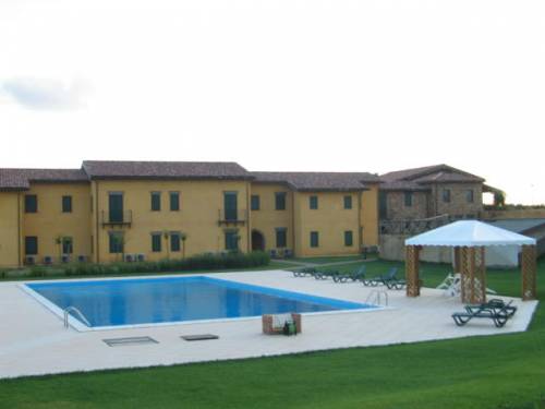 Sardegna: altri 50 immigrati abbandonano l'hotel 