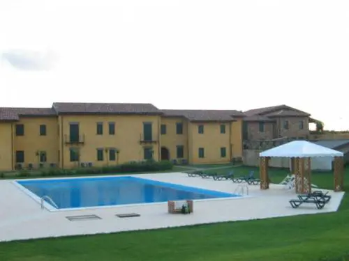 Sardegna: altri 50 immigrati abbandonano l'hotel 