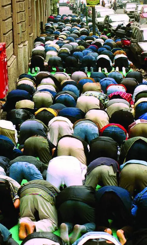 Dilagano le moschee abusive. Che imbarazzo per i sindaci Pd