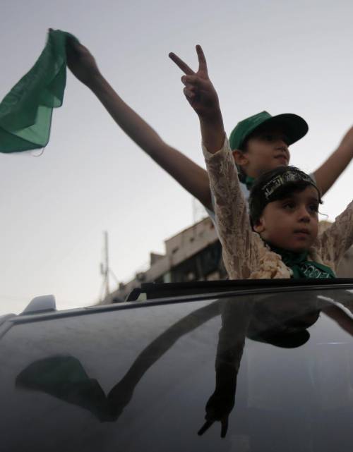Bambini palestinesi celebrano la tregua a Gaza