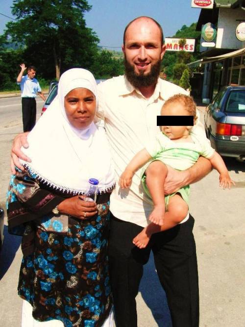 DOPO / Mesinovic dopo la radicalizzazione con la moglie velata