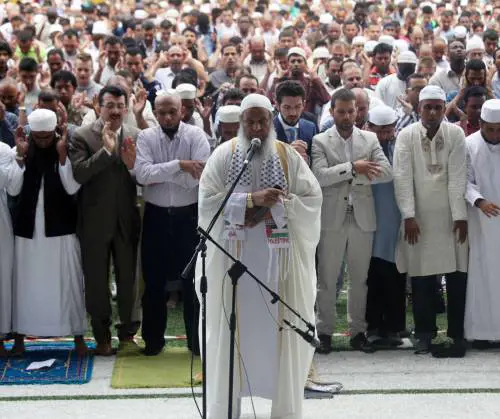 I Bronzi di Riace si tingono di giallo