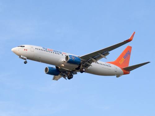 Un aereo della compagnia canadese Sunwing in fase d'atterraggio a Toronto