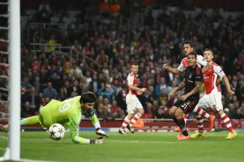 Sanchez, ha appena scoccato il tiro della qualificazione dei Gunners