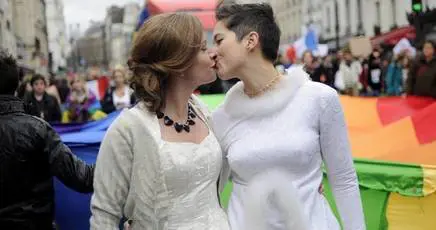 Il tribunale riconosce l'adozione di una bimba a una coppia gay