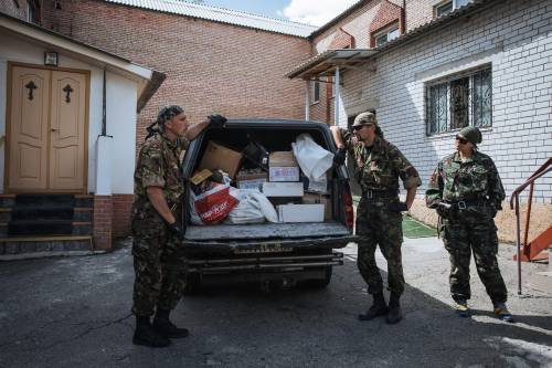 Ucraina, Putin prepara il "ponte umanitario" Nuove sanzioni europee