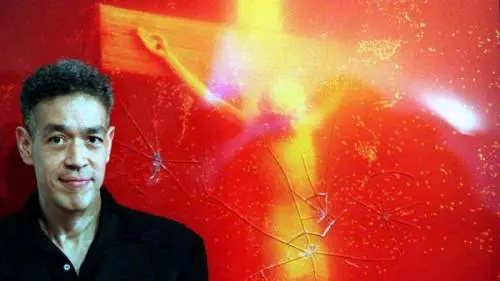 Andres Serrano con la sua opera contestata "Piss Christ"