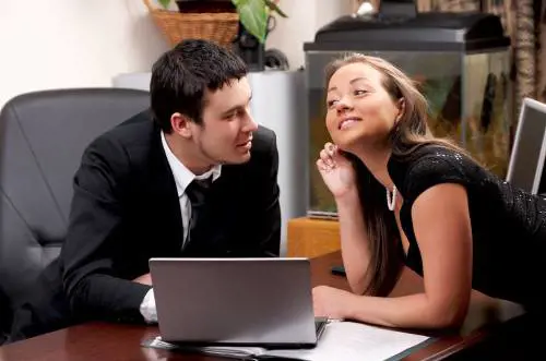 Non è reato elogiare la propria "virilità" davanti a una collega