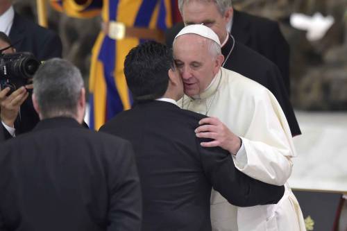 La partita per la pace voluta dal Papa. Bergoglio abbraccia Maradona