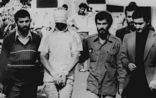 Iran 1979, un ostaggio americano nelle mani degli studenti islamici dopo la presa dell'ambasciata