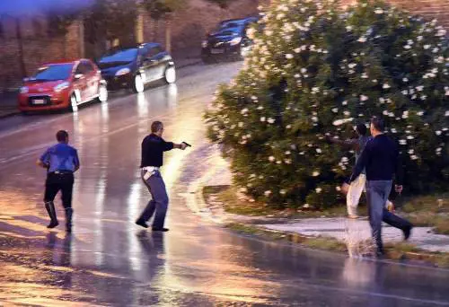 Jesi, armato col machete: i passanti si scattano "selfie"