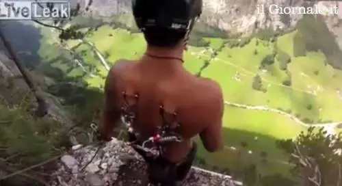 Oltre l'estremo Il paracadute? Legato alla pelle