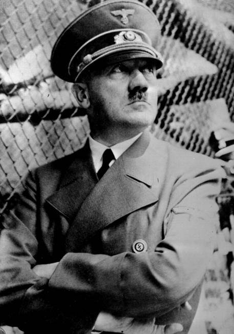 Guidava ubriaco, arrestato Adolf Hitler
