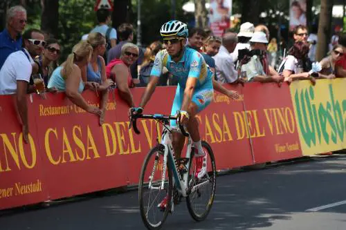 Aru, il ginocchio va ko: rinuncia al Giro d'Italia