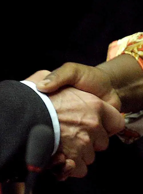 Più sobrietà a messa. Basta "segni di pace" con baci e sorrisetti