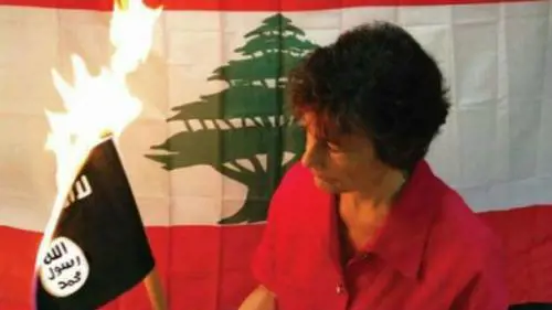 "Burning Is Flag Challenge": l'ultima sfida è bruciare la bandiera di Isis