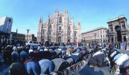 Anche i posteggi stoppano le moschee