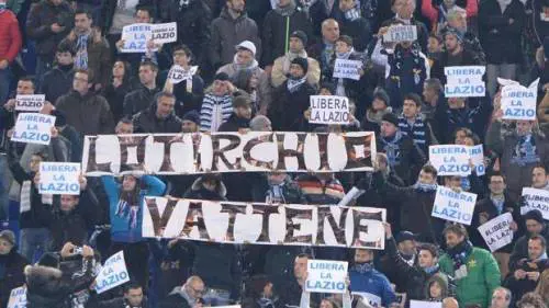 Uno dei tanti striscioni apparsi in questi anni contro Lotito E' il Presidente biancoceleste, però, ad aver speso di più nell'ultimo mercato
