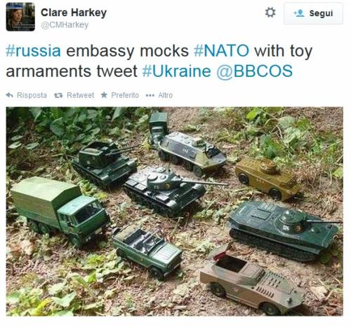 L'ironia dell'ambasciata russa: tank e blindati giocattolo