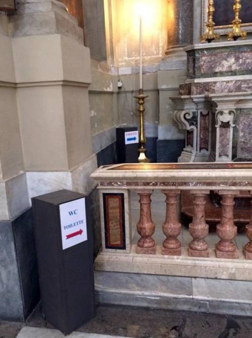 Cattedrale di Palermo, toilette dietro l'altare: l'incredulità dei turisti