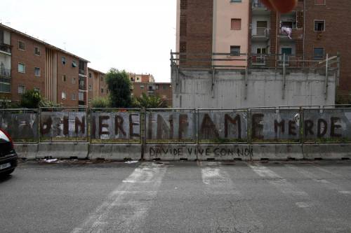 Ragazzo ucciso, scritte contro la polizia