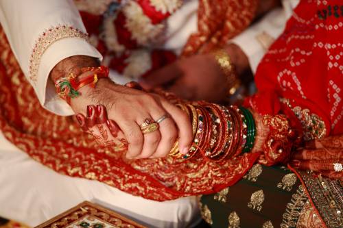 Le nozze combinate in India, le minacce. "Similitudini col caso Saman"
