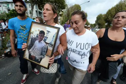 I familiari di Davide Bifolco sfilano in corteo nel Rione Traiano