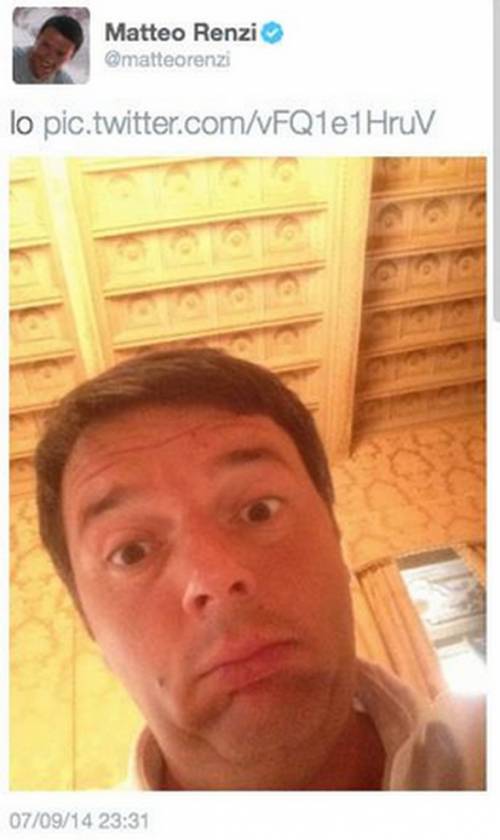 Il selfie postato da Renzi e subito rimosso