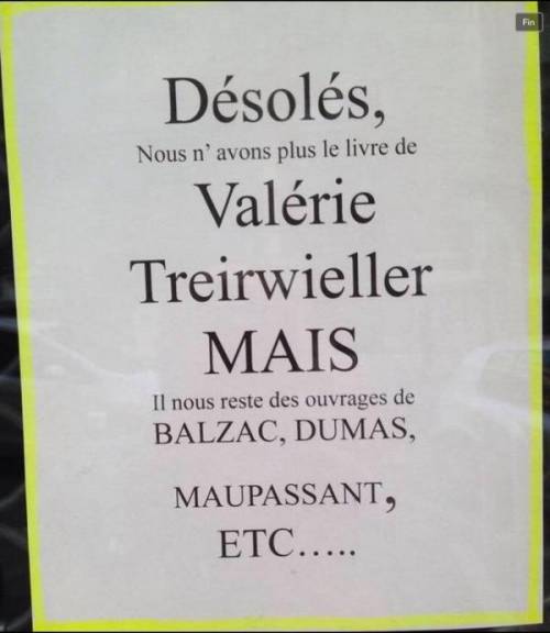 Parigi, librai in rivolta: "Vendiamo Balzac, non la Trierweiler"