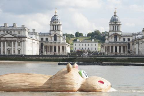 Londra, ippopotamo gigante naviga lungo il Tamigi