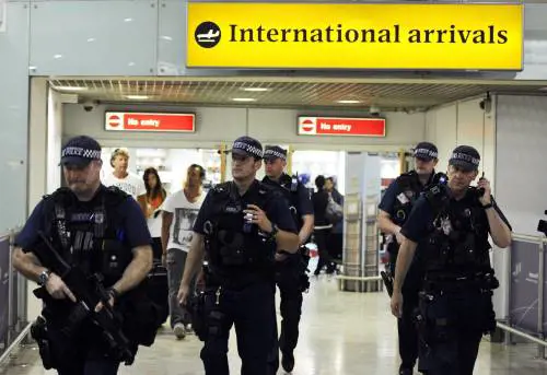 Londra, pacco sospetto fatto brillare a Luton
