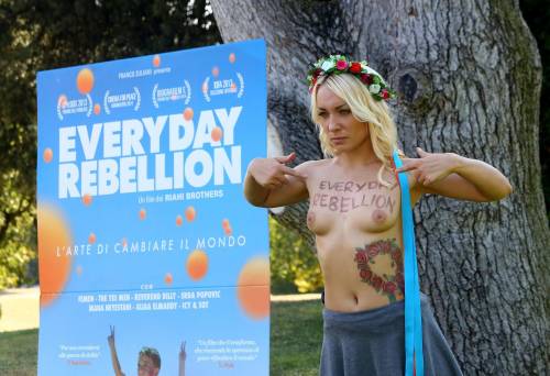 Femen a seno nudo per il film Everyday Rebellion