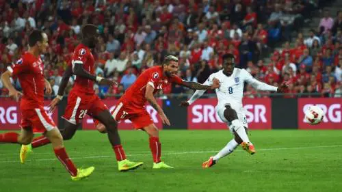 Il centravanti inglese Welbeck realizza la rete del 2-0 alla Svizzera