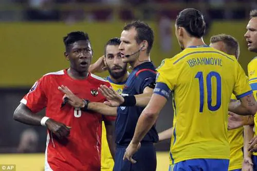 Dopo il fallo, la tensione tra Ibra e il difensore austriaco Alaba