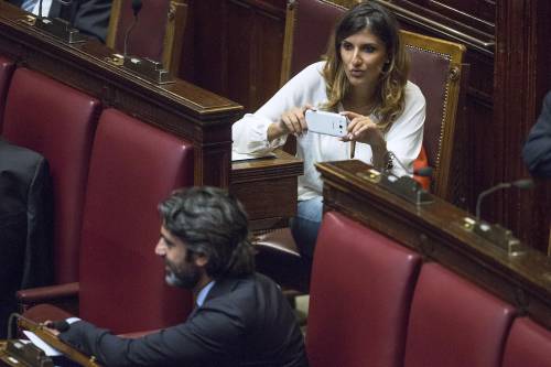 E mentre Alfano parla i deputati pd si divertono