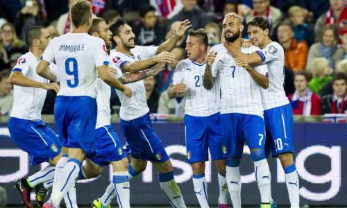 Zaza festeggiato dopo la rete del vantaggio azzurro