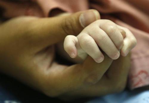 Comprano un bimbo in cambio di una Bmw, il giudice glielo affida
