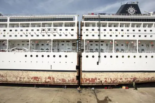 Così si allunga una nave da crociera
